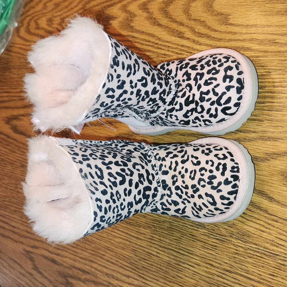 NWOT Ugg boots